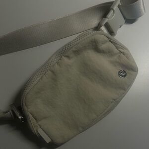Lululemon everywhere belt bag 1L- Opal White
